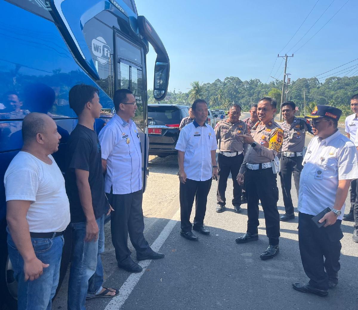 Polres-Pemkab Pesisir Barat Cek Kendaraan Angkutan Jamaah Haji 2024