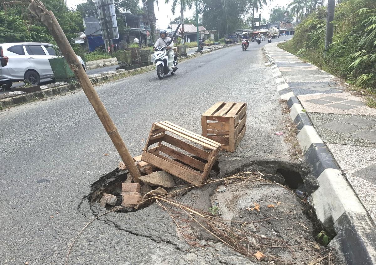 Membahayakan! Pemprov Lampung Diminta Perbaiki Jalan Raden Intan yang Amblas