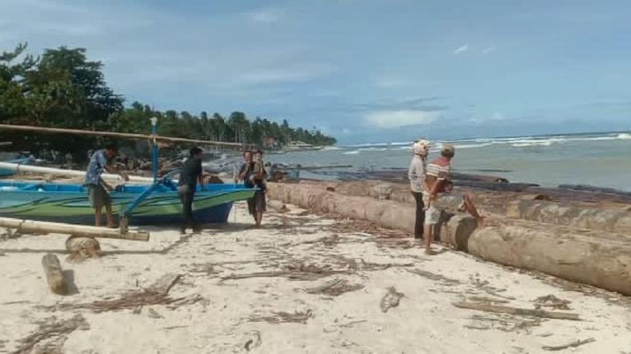 Belasan Perahu Nelayan Rusak Dihantam Kayu Log Tongkang di Tanjung Setia