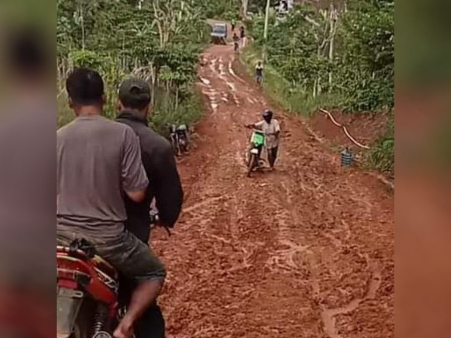 Warga Mabarjaya Tunggu Hadiah Pembangunan Jalan dari Bupati