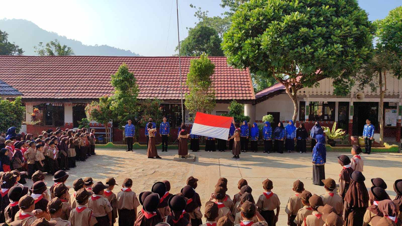 SDN 1 Sukapura Melaksanakan Upacara Teladani Makna Hari Sumpah Pemuda 