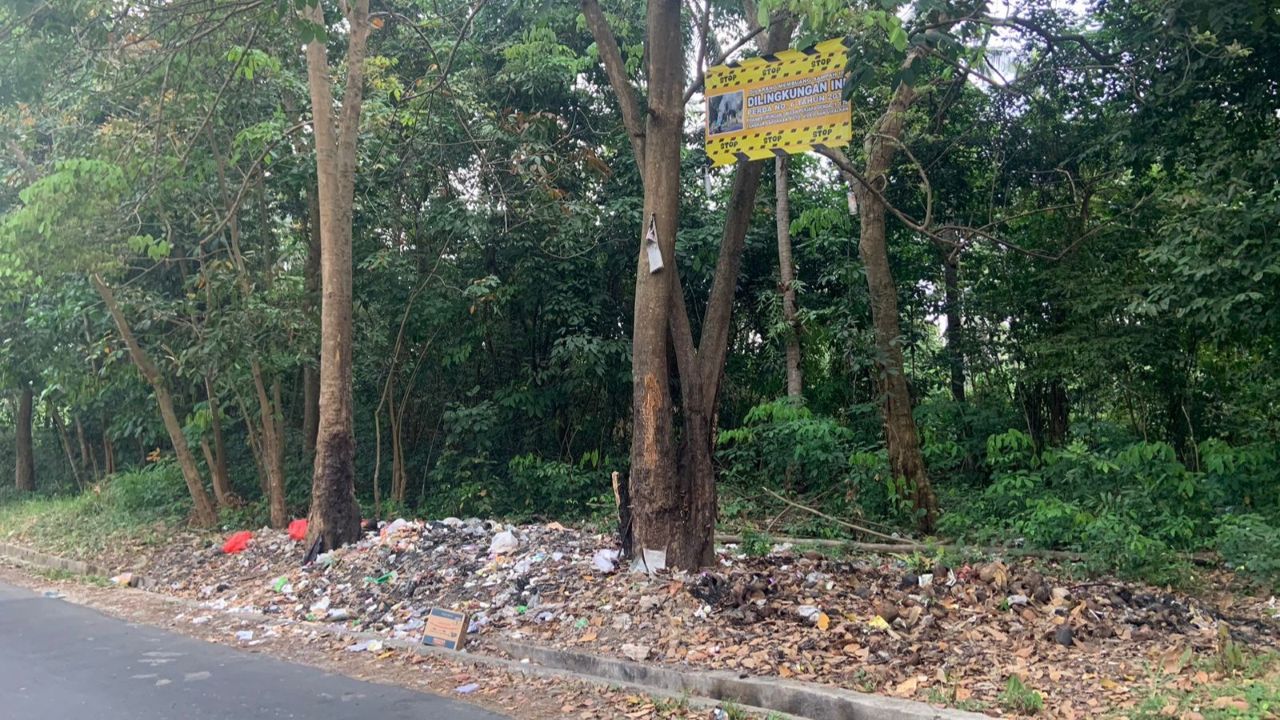 Spanduk Larangan Tak Digubris, Sampah Menumpuk di Jalan Nusantara