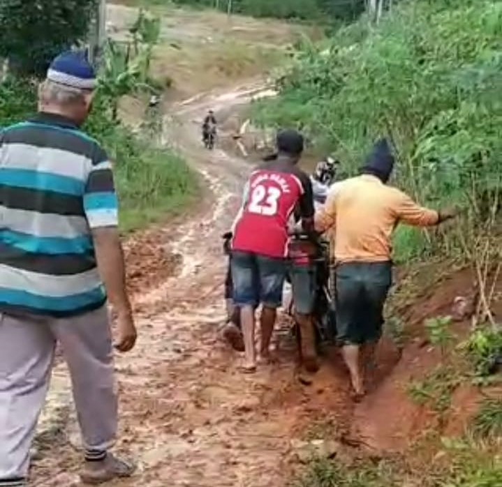 Jalan Becek, Kendaraan Sulit Masuk Pekon Sukadamai dan Sukajadi