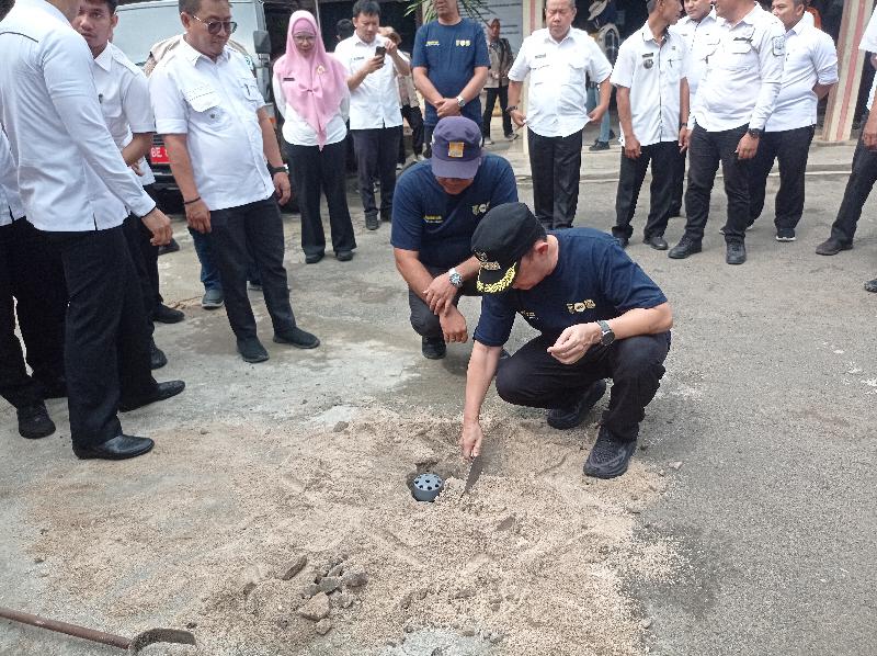 Pj Wali Kota Bandar Lampung Tanam Biopori untuk Kurangi Dampak Banjir di Kecamatan Panjang