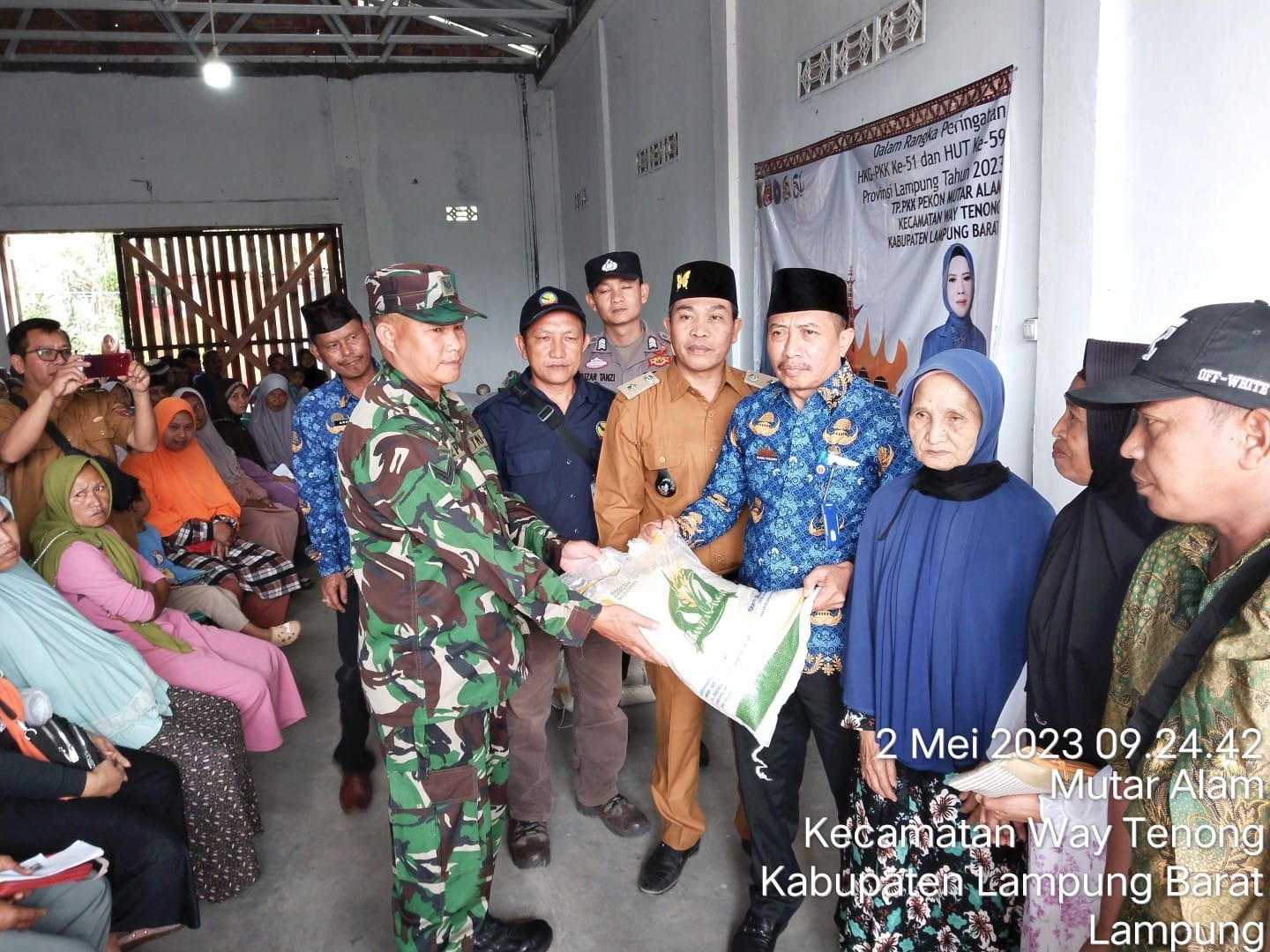 Nowo Bagikan Bantuan Beras CPP Secara Simbolis di Way Tenong