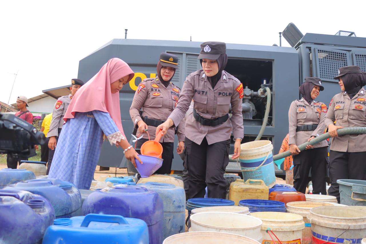 Polresta Bandar Lampung Bagikan Ribuan Liter Air Bersih bagi Warga Terdampak Kekeringan