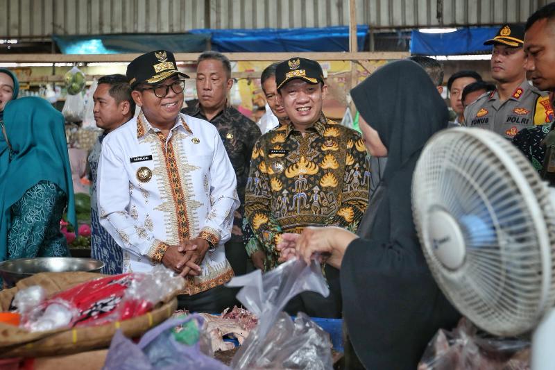 Pj Gubernur Samsudin Tinjau Harga Kebutuhan Pokok dan Dialog dengan Pedagang di Pasar Gadingrejo