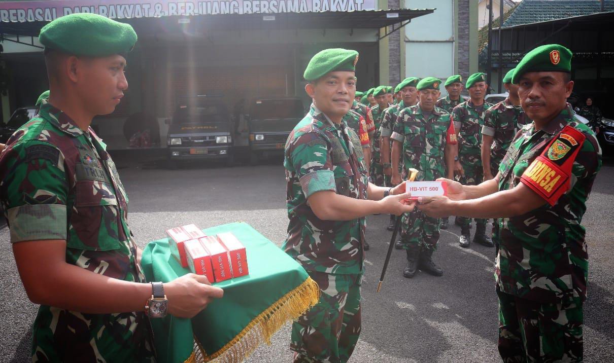 Bagikan Vitamin HB-Vit 500 kepada Babinsa, Letkol Tri Arto : Terimakasih Bapak Kasad   