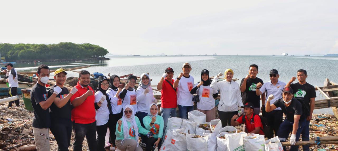Peringati HPSN, Pemprov Lampung Bersih-bersih Pantai