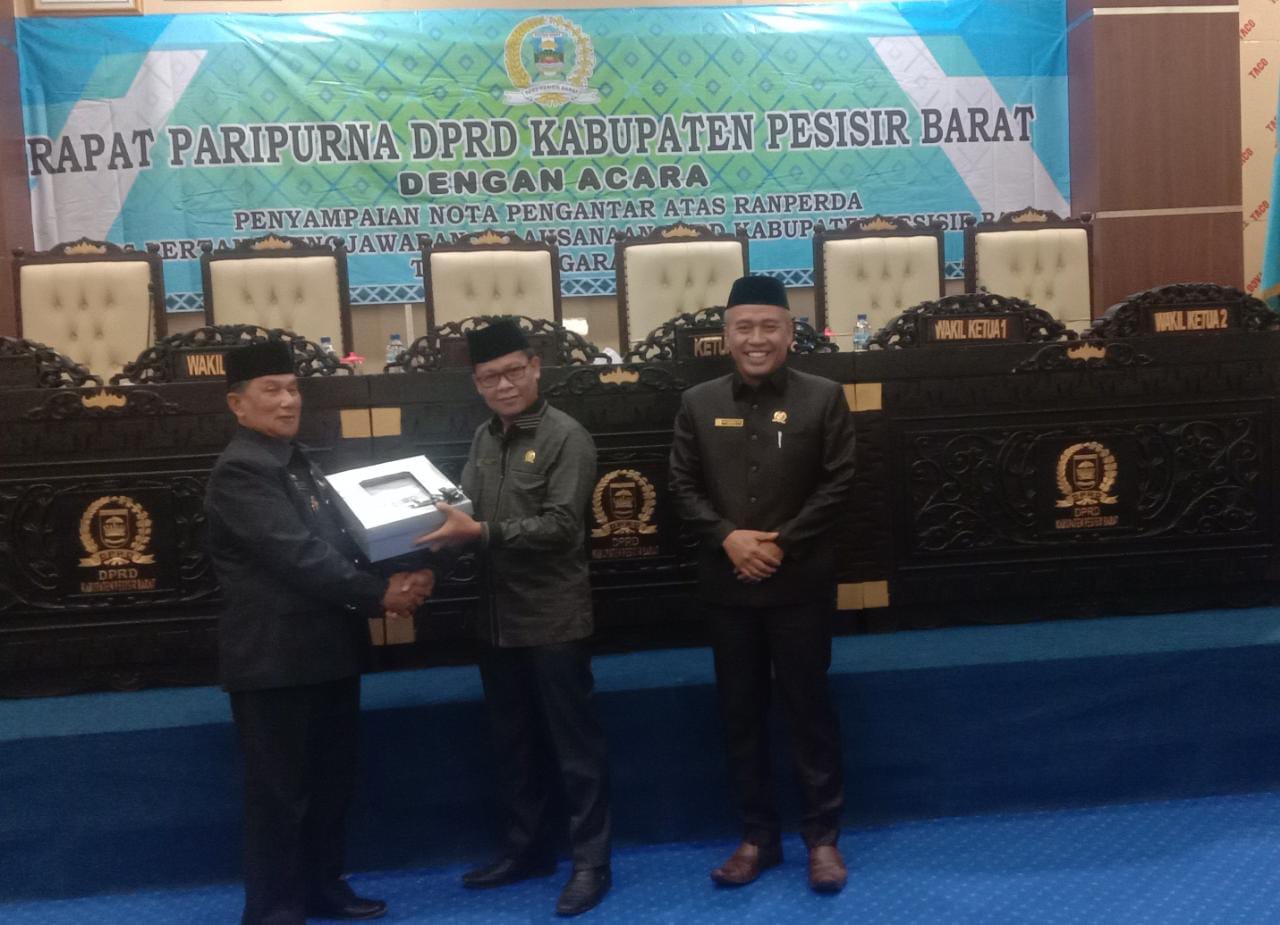 Wabup Pesisir Barat Sampaikan Nota Pengantar Ranperda Pertanggungjawaban APBD 2022