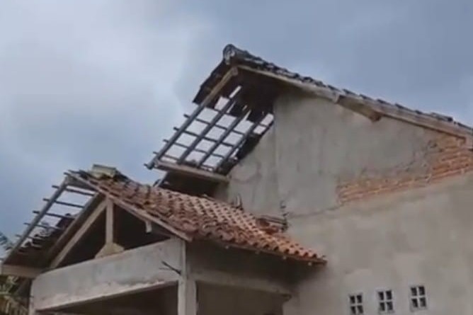 Angin Puting Beliung Terjang Muara Jaya II, Sejumlah Rumah Warga Rusak Parah