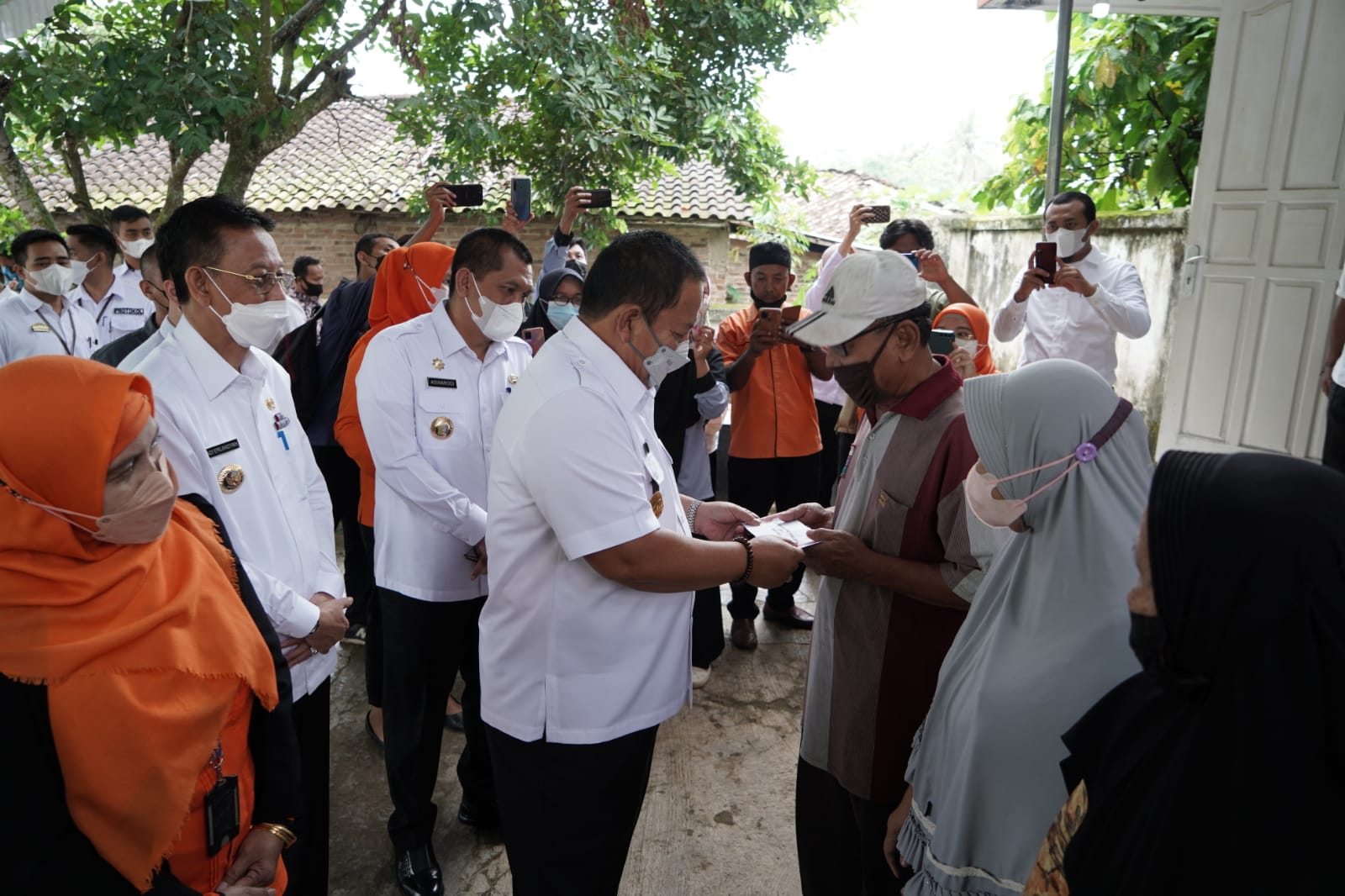 Berkunjung ke Pringsewu, Arinal Tinjau Pembagian BLT