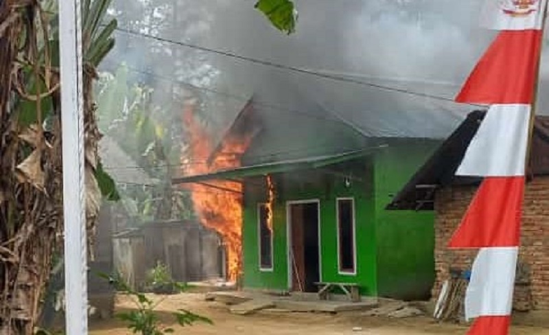 Siang Bolong Rumah Warga Pekon Mutaralam Terbakar