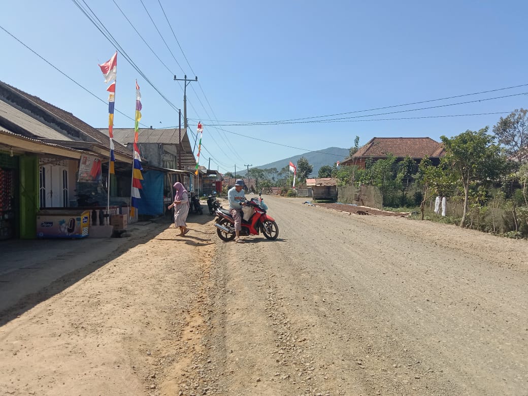 Proyek Jalan di Pekon Waspada Timbulkan Debu, Warga Desak Penyiraman Rutin