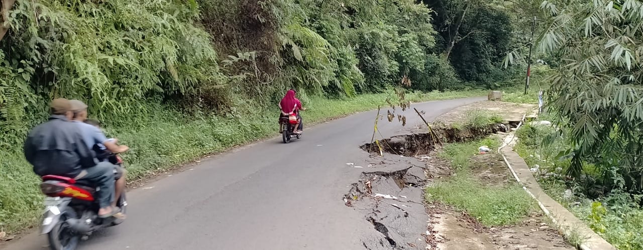 Dua Titik Kerusakan Jalan di Tanjakan Jalur Sumber Jaya - Kebun Tebu Membahayakan