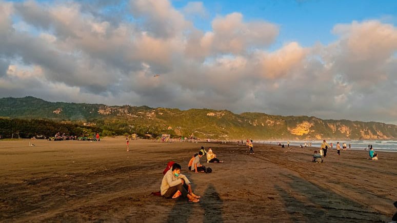 Parangtritis: Antara Keindahan dan Legenda