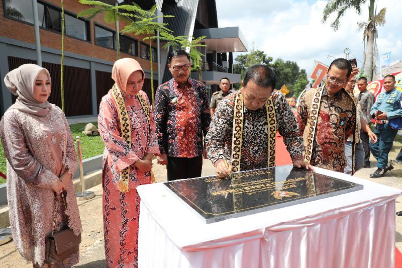 Resmikan Pasar UMKM, Gubernur Arinal : Ini akan Jadi Etalase Bagi Produk UMKM Unggulan  