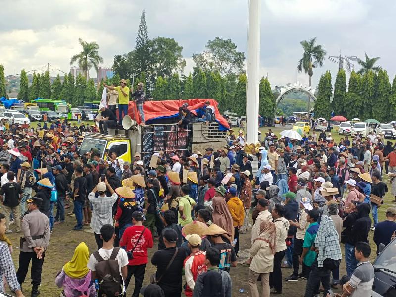 Aksi Petani Singkong Ricuh Desak Pj Gubernur Lampung Hadir