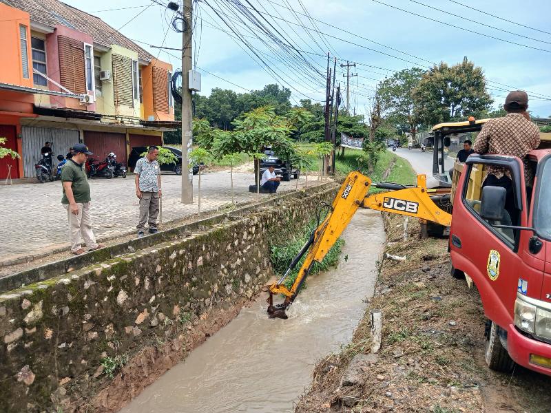 Masih dalam Suasana IdulFitri, Pemkot Bandar Lampung Lanjutkan Pengerukan Sedimen