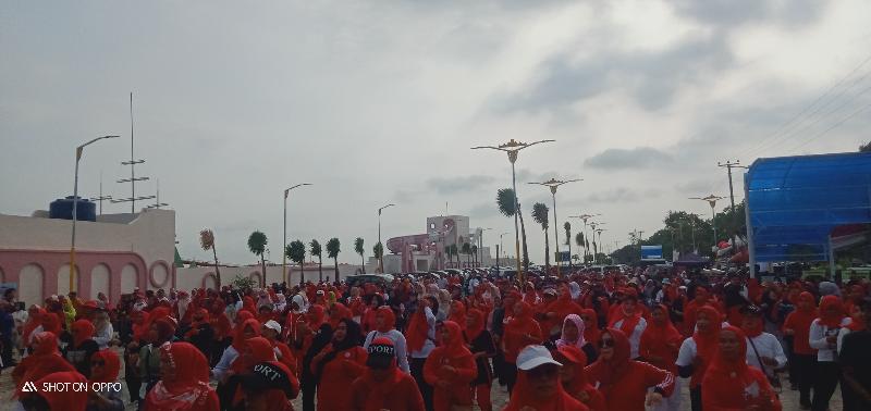 Ribuan Masyarakat Jatiagung  Ramaikan Jalan Sehat Wisata Bergembira Lampung Selatan 