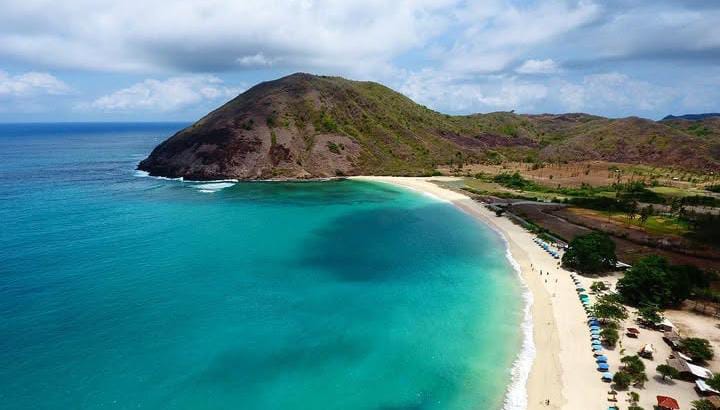 Pantai Mawun, Surga Tersembunyi dengan Pesona Laut dan Bukit Hijau