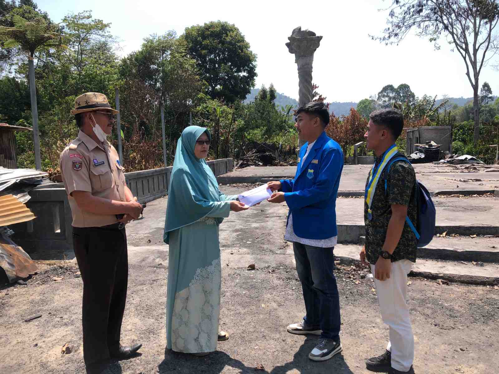 Tutup Donasi, PC PMII Lampung Barat Serahkan Bantuan Korban Kebakaran