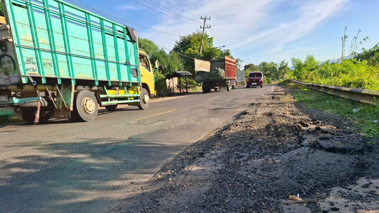 Dikeroyok Trailer Semen dan Truk Batu Bara, Jalinsum Jadi Ranjau Petaka