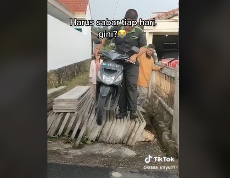 Viral! Ribut-ribut Bahan Beton Tutup Jalan Gang di Rajabasa, Ini Penyebabnya