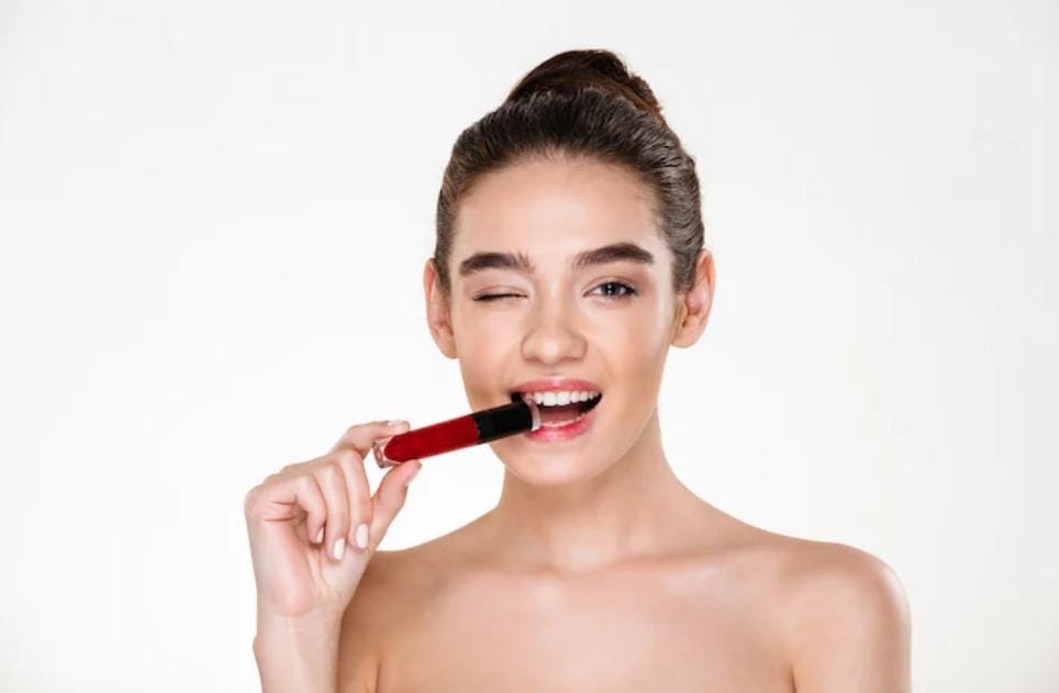 11 Rekomendasi Lipstik Glossy Tahan Lama untuk Semua Acara