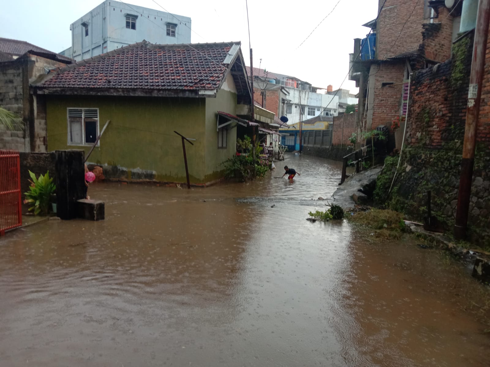 Dua Jam Dilanda Hujan, Lingkungan Kelurahan Tanjung Aman Kotabumi Selatan Terendam Banjir 