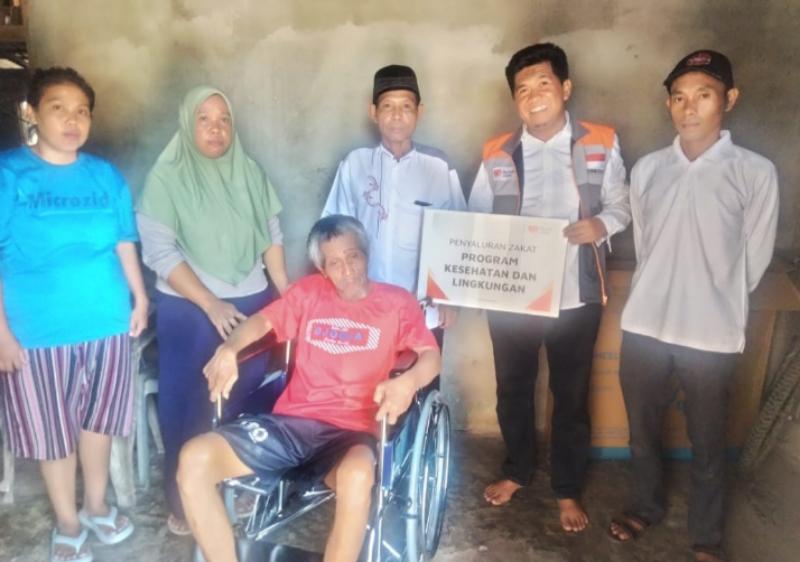 Rumah Zakat Salurkan Kursi Roda Kepada Warga Desa Gedung Agung 