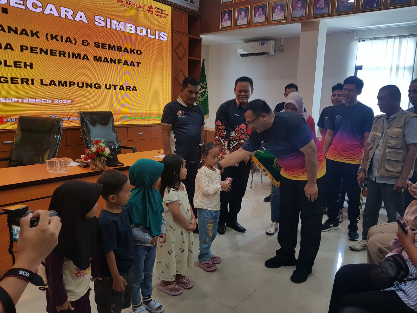 Bersama Disdukcapil, Kejari Lampung Utara Gelar Kegiatan Sosial Peringati HUT Kejaksaan ke-80