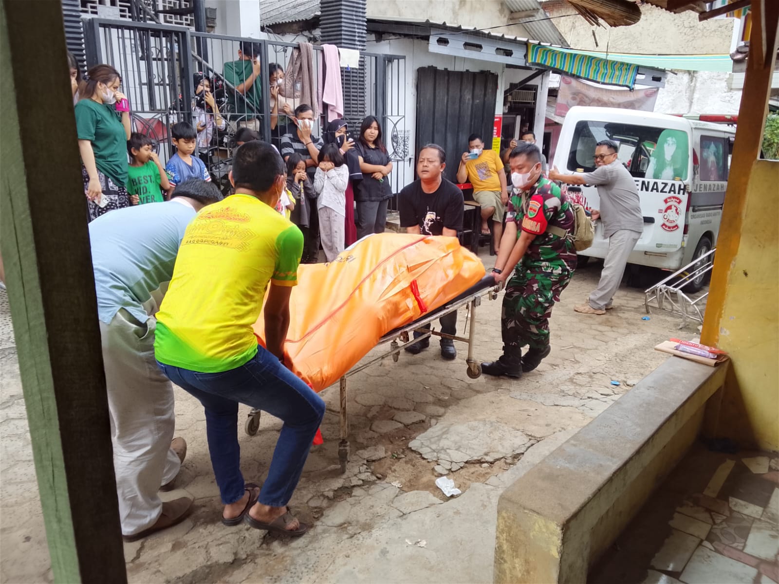 Babinsa Kopka Ferdi Temukan Warga Meninggal Membusuk di Labuhan Ratu, Bertindak Cepat Amankan TKP