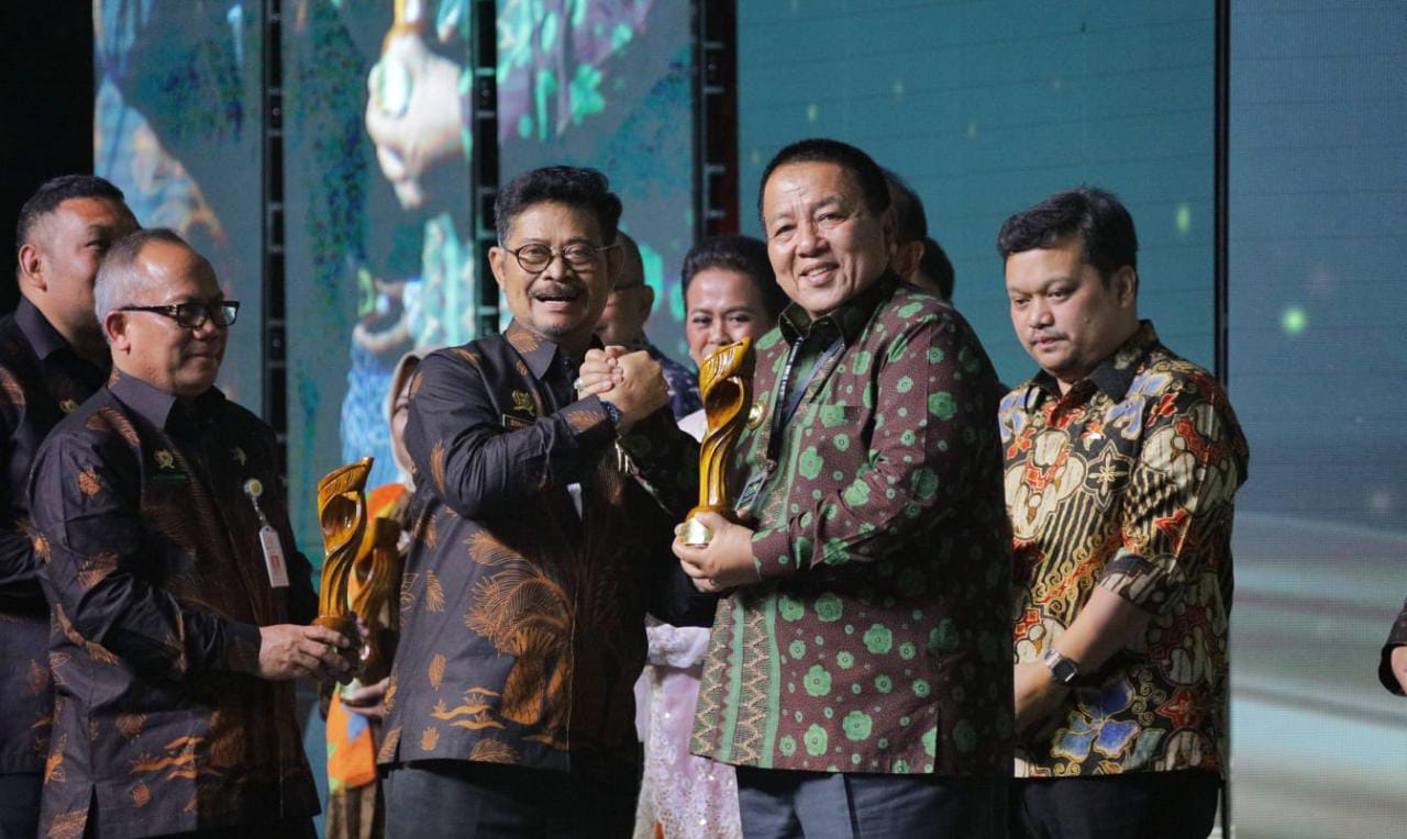 Arinal Terima Penghargaan Anugerah Perkebunan Indonesia 2022 dari Kementan RI