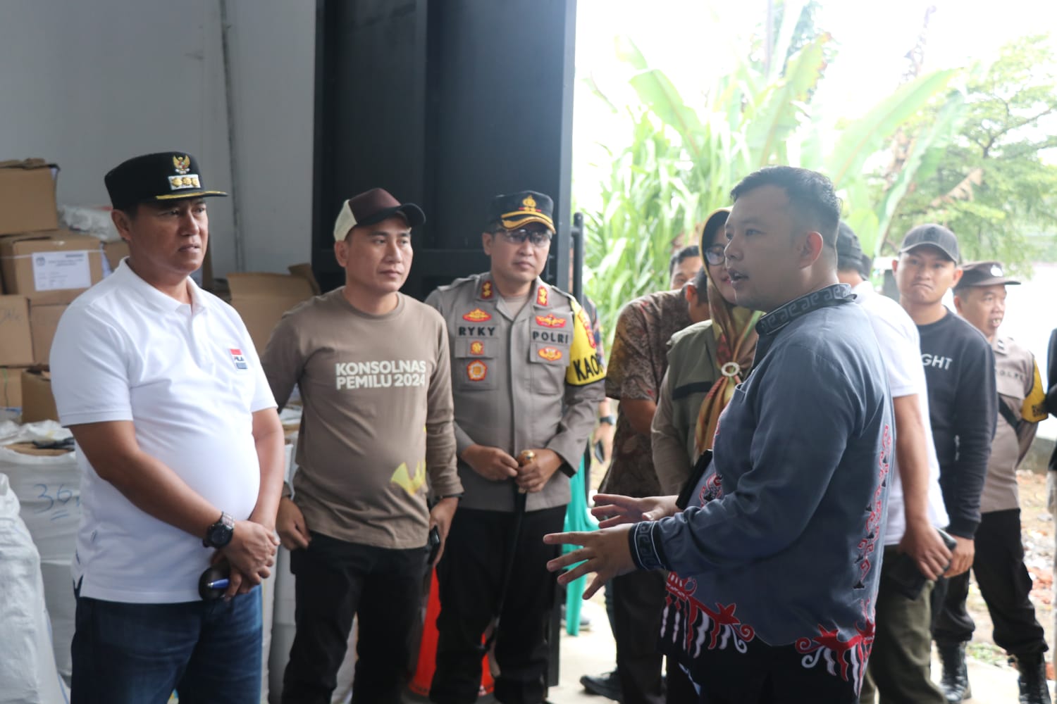 Pj Bupati Nukman dan Kapolres Lampung Barat Cek Logistik Pemilu