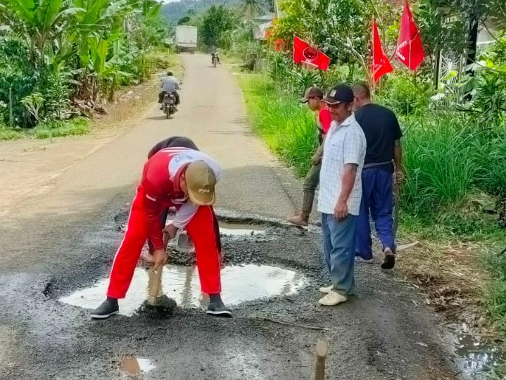 Bersama Warga Camat Air Hitam Perbaiki Jalan Berlubang