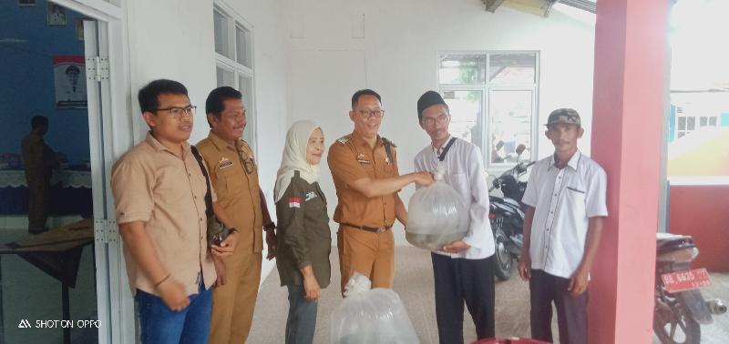 Tekan Angka Stunting, Pemdes Marga Agung Bagikan Budidamber kepada 12 KPM 