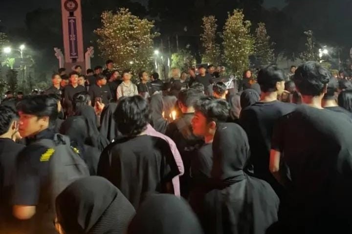 Jelang 40 Hari Wafat Pratama, Mahasiswa Unila Gelar Aksi Seribu Lilin