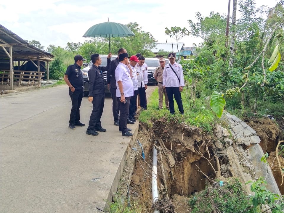 Nukman Tinjau Titik Longsor di Jalan Poros Kecamatan Sekincau 