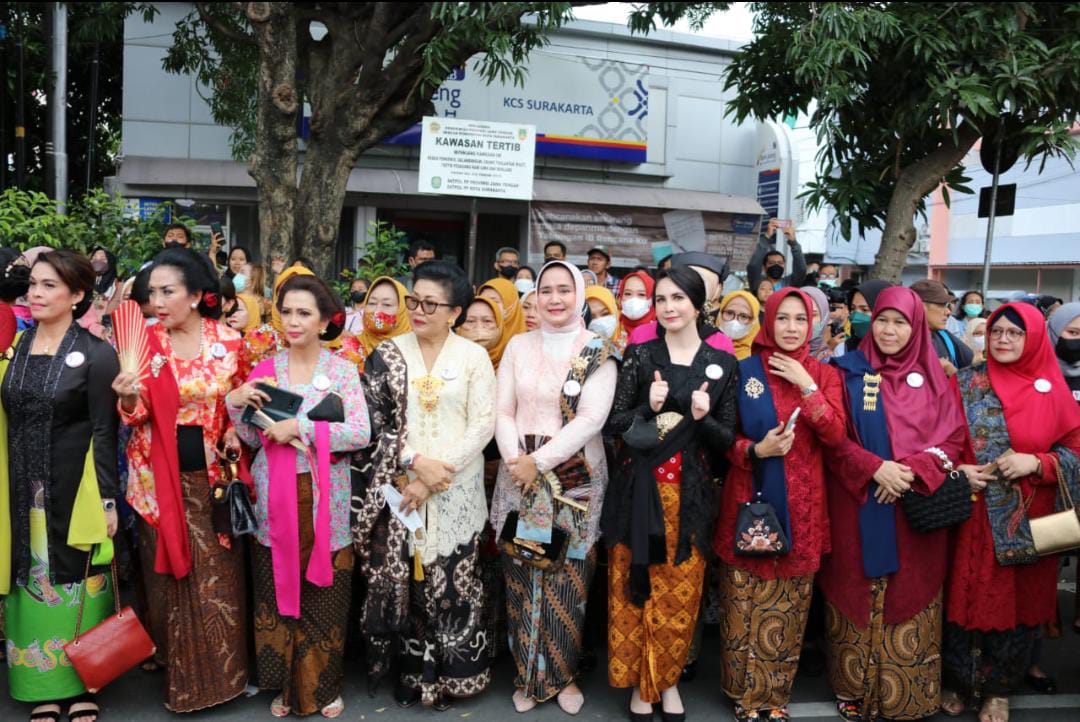 Perayaan Hari Batik Nasional, Riana Sari Arinal Ikuti Parade Kebaya Bersama Ibu Negara Iriana