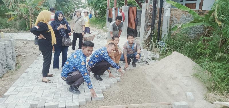Melalui Dana Desa, Pemdes Jatimulyo Kembali Bangun Jaling Berupa Paving Blok 