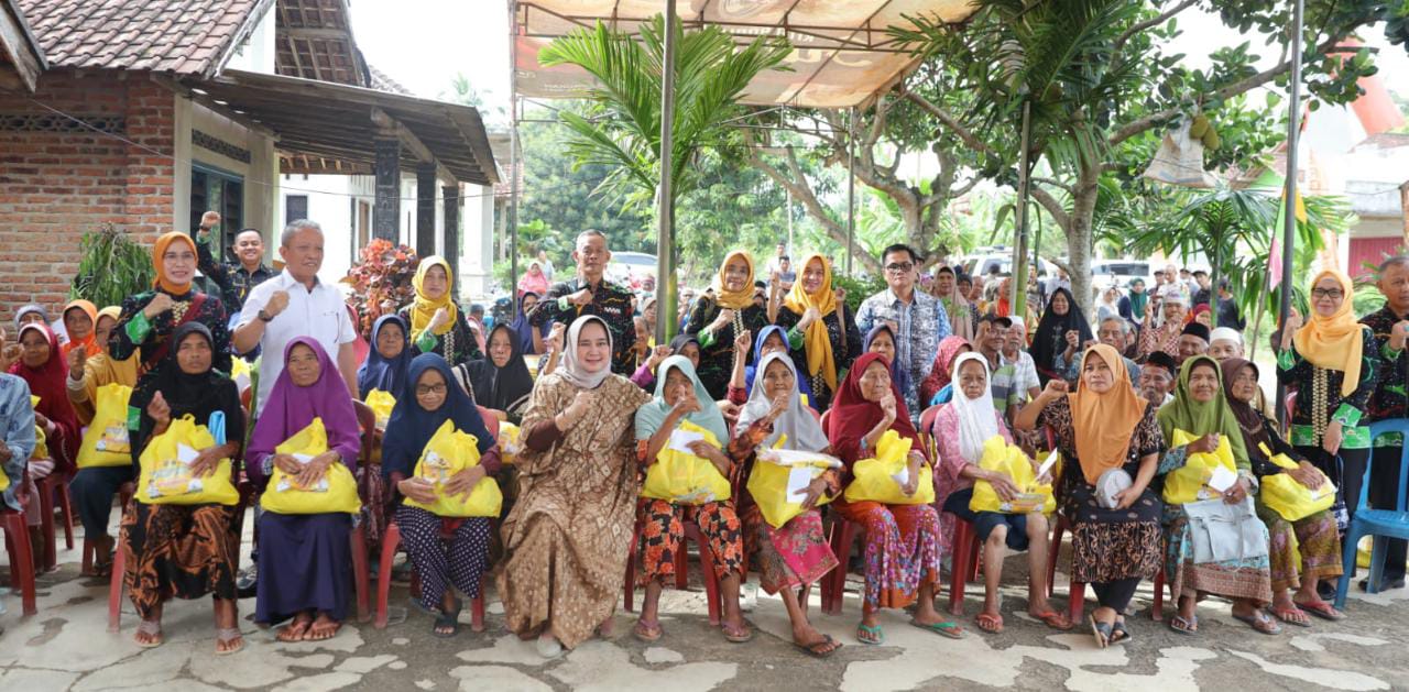 Peringati Hari Lansia Nasional, Ketua LKKS Riana Sari Bagikan Sembako di Tegineneng