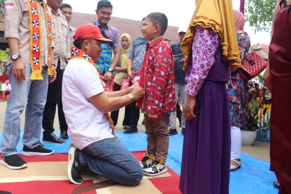 Parosil Bagikan Seragam Sekolah Gratis di Kecamatan Kebuntebu 