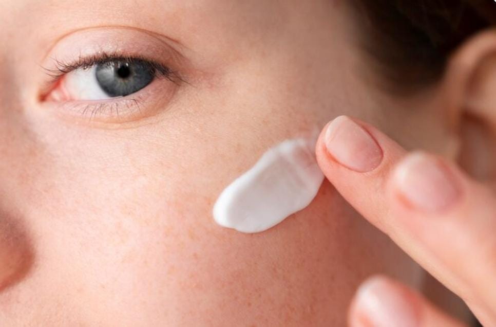 5 Sunscreen dengan Kandungan Panthenol: Perlindungan Maksimal Sekaligus Perawatan Skin Barrier