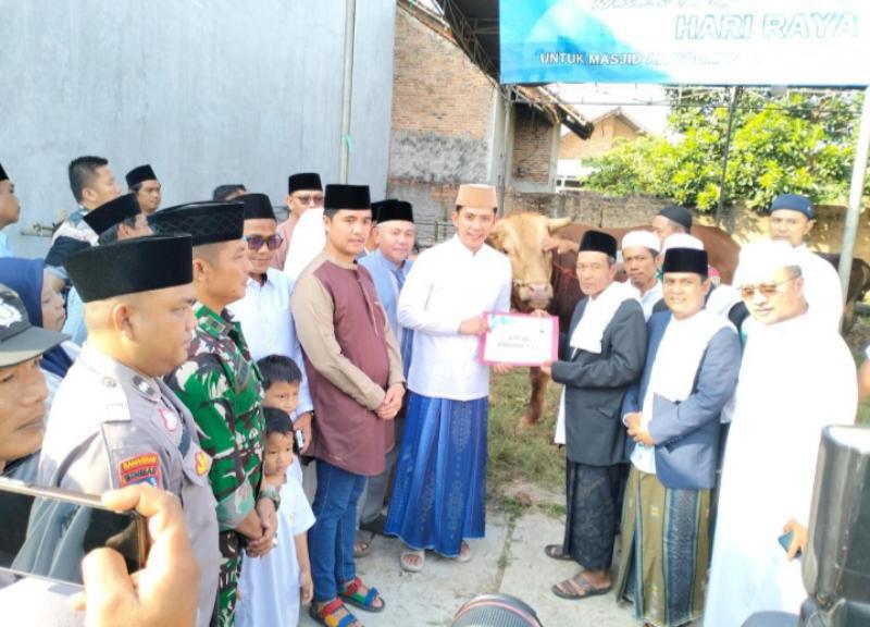 Bupati Lamsel Egi Pratama Serahkan Sapi Kurban Presiden di Kecamatan Jatiagung 