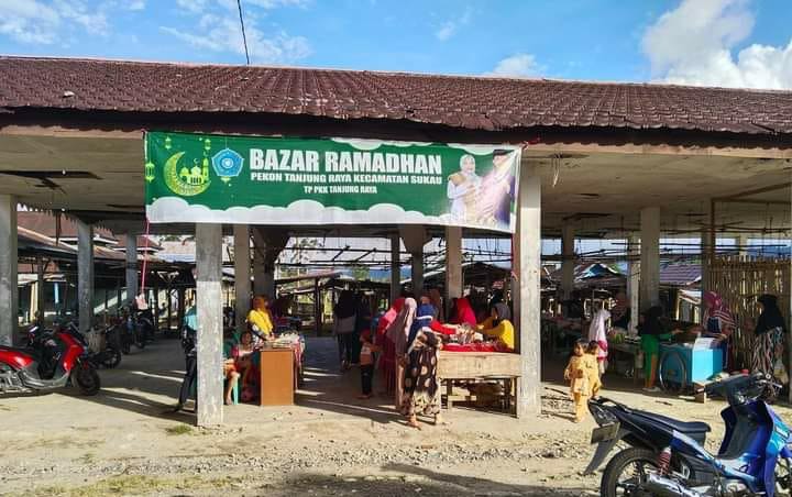 Beragam Kuliner Menu Buka Puasa Hadir di Bazar Ramadhan Pekon Tanjung Raya 