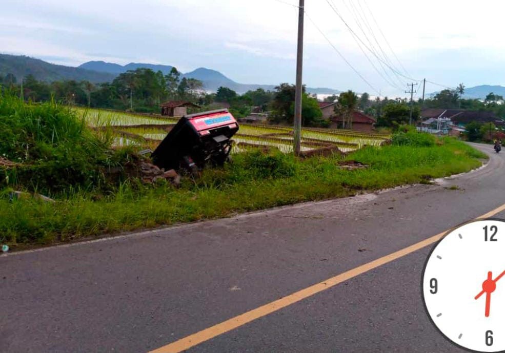 Lagi, Mobil Terperosok di Jalan Nasional Pekon Mutar Alam