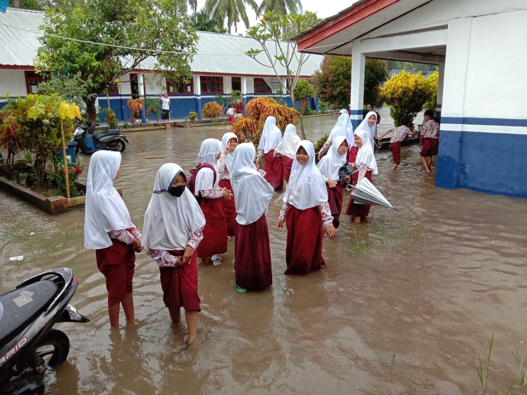SDN 69 Krui Terendam Banjir, Sebagian Siswa Tidak Bisa Laksanakan UTS   