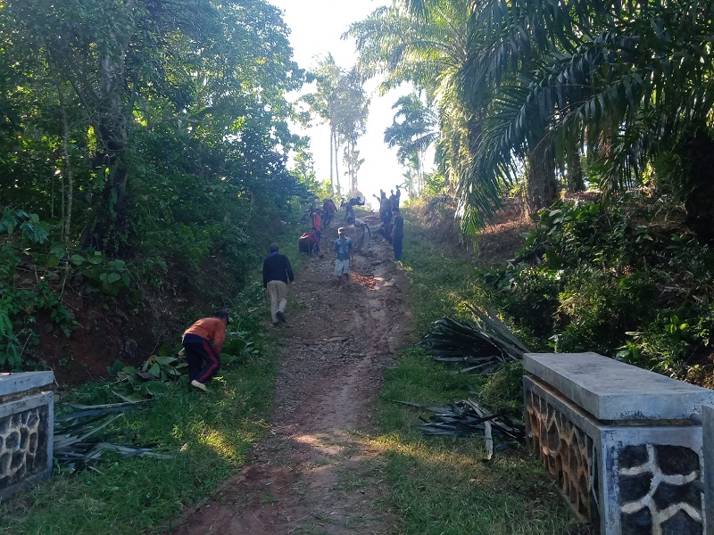 Jelang Idul Adha, Warga Kampung Bonglai Gotong Royong Bersihkan Jalan