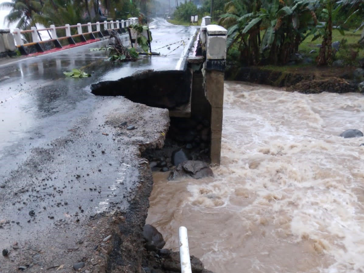 Diterjang Banjir Bandang, Jembatan Way Sanggaruga Terancam Putus